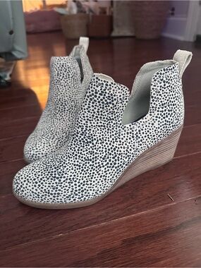 NWOT - Tom’s Women’s Speckled White Wedge Ankle Bootie - size 7